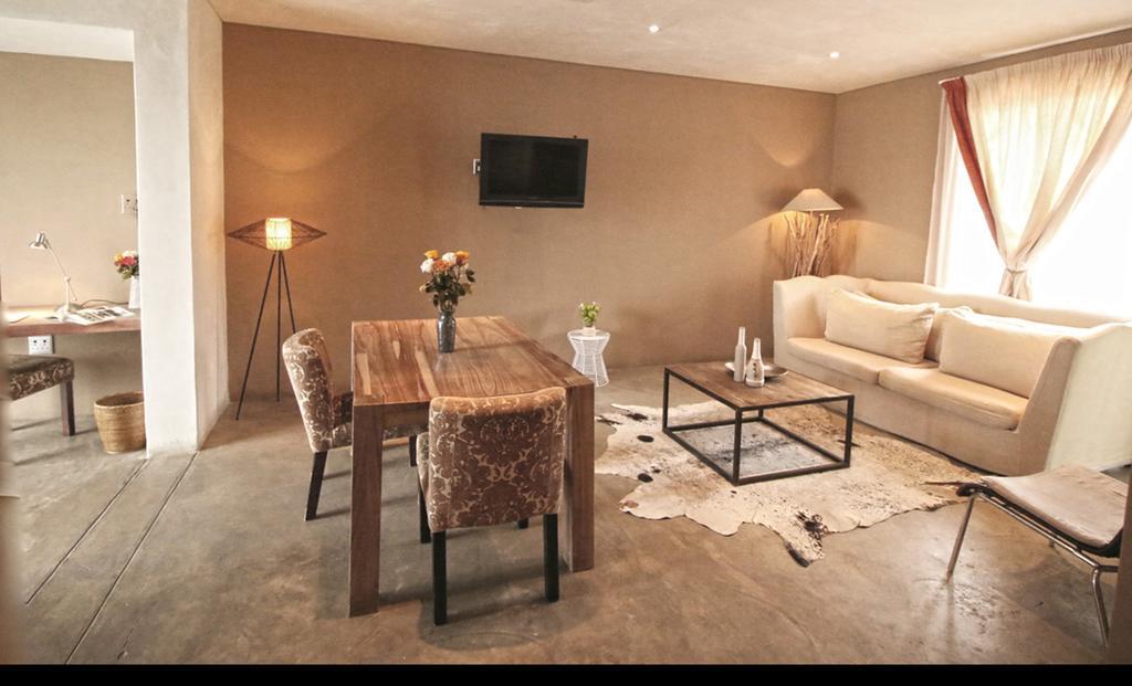 The Village Courtyard Suites & Executive Apartment วินด์ฮุก ภายนอก รูปภาพ